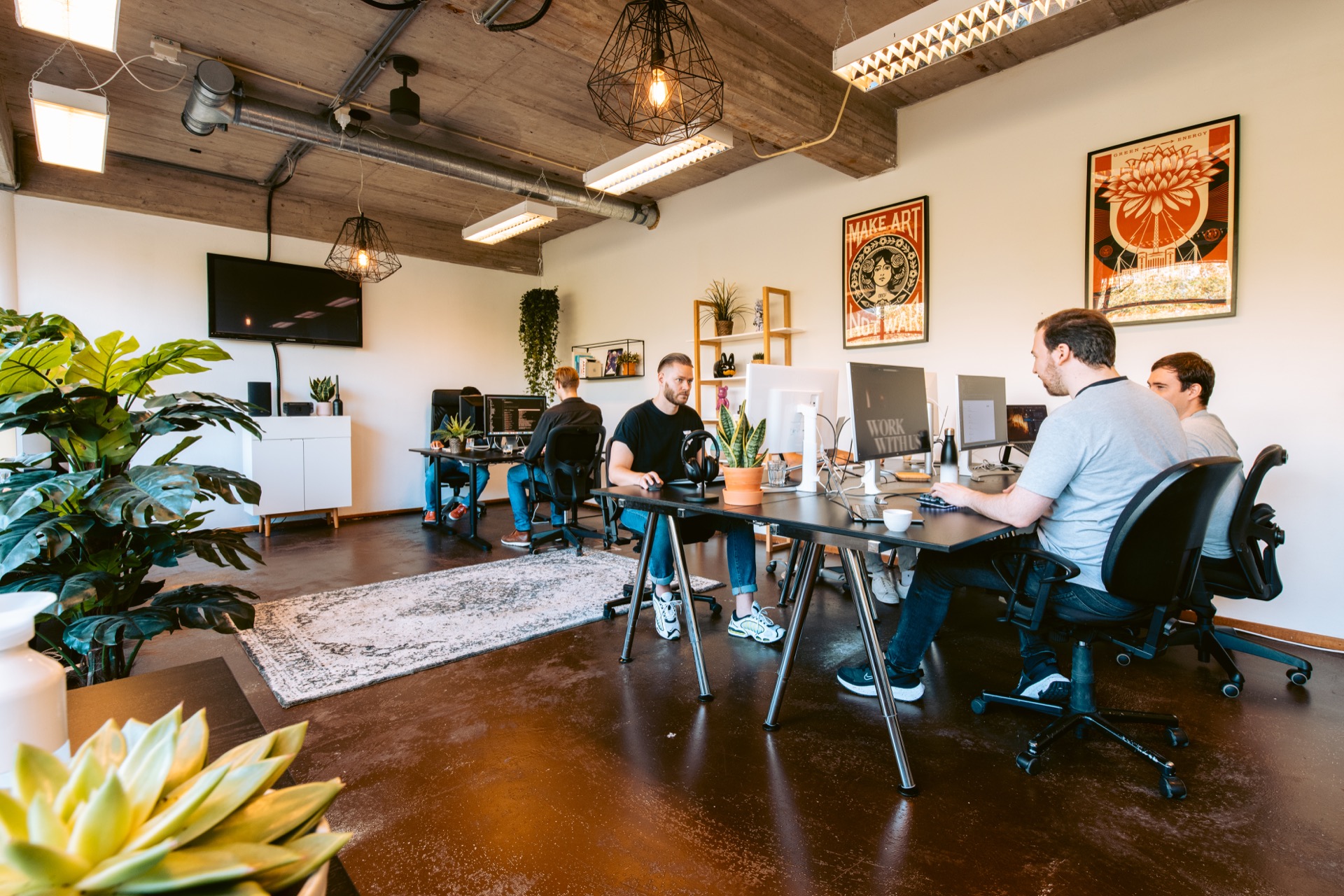 Developers achter computers op de werkvloer