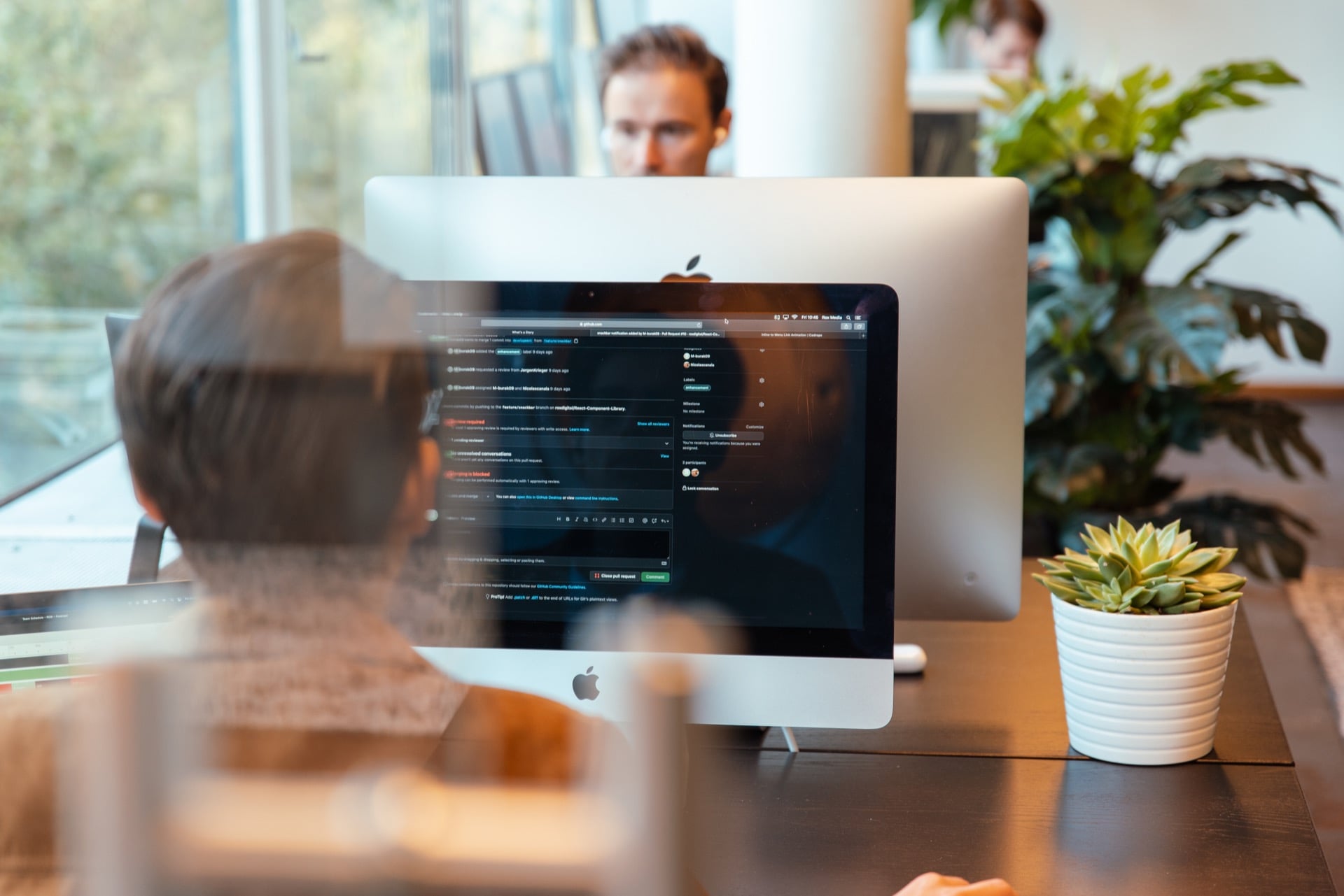 Twee collega's van digital agency ROX aan het werk
