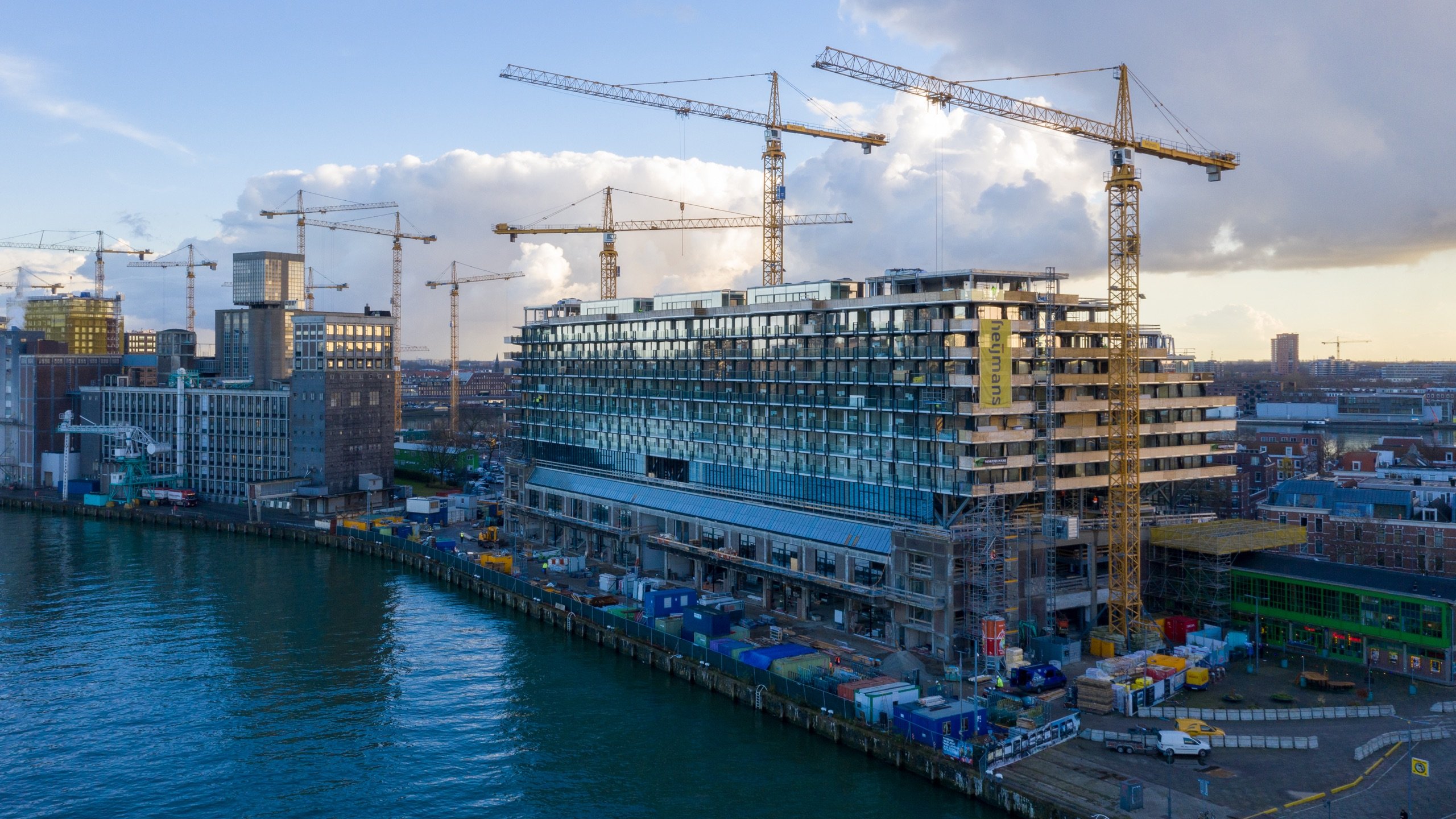 Vastgoedproject in ontwikkeling, omringd door hijskranen