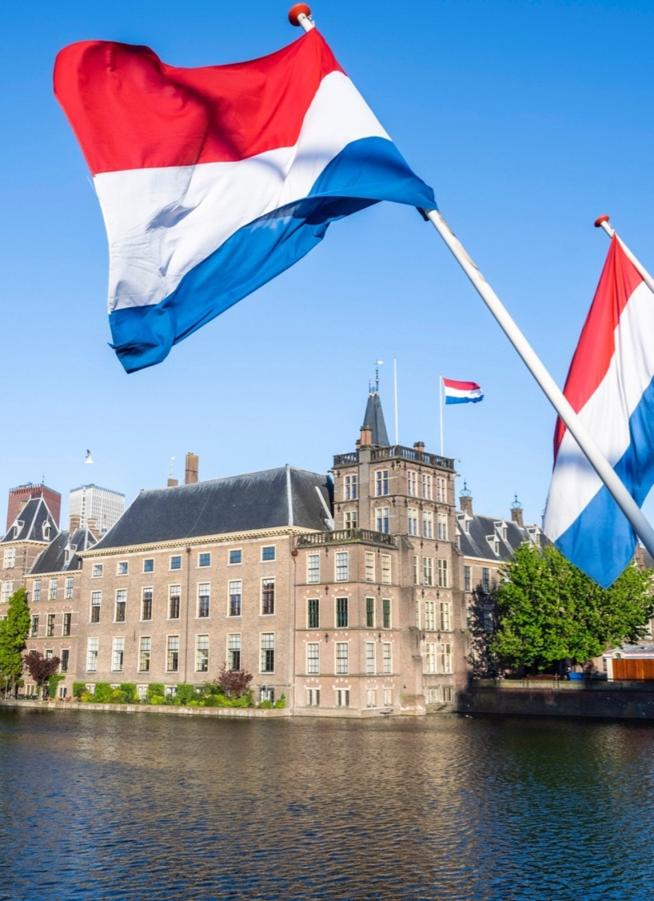 Binnenhof met Nederlandse vlaggen