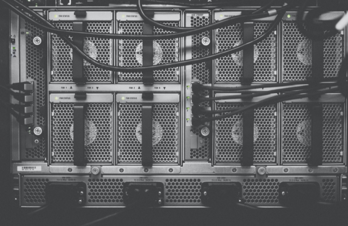 gekoppelde kabels aan een computer