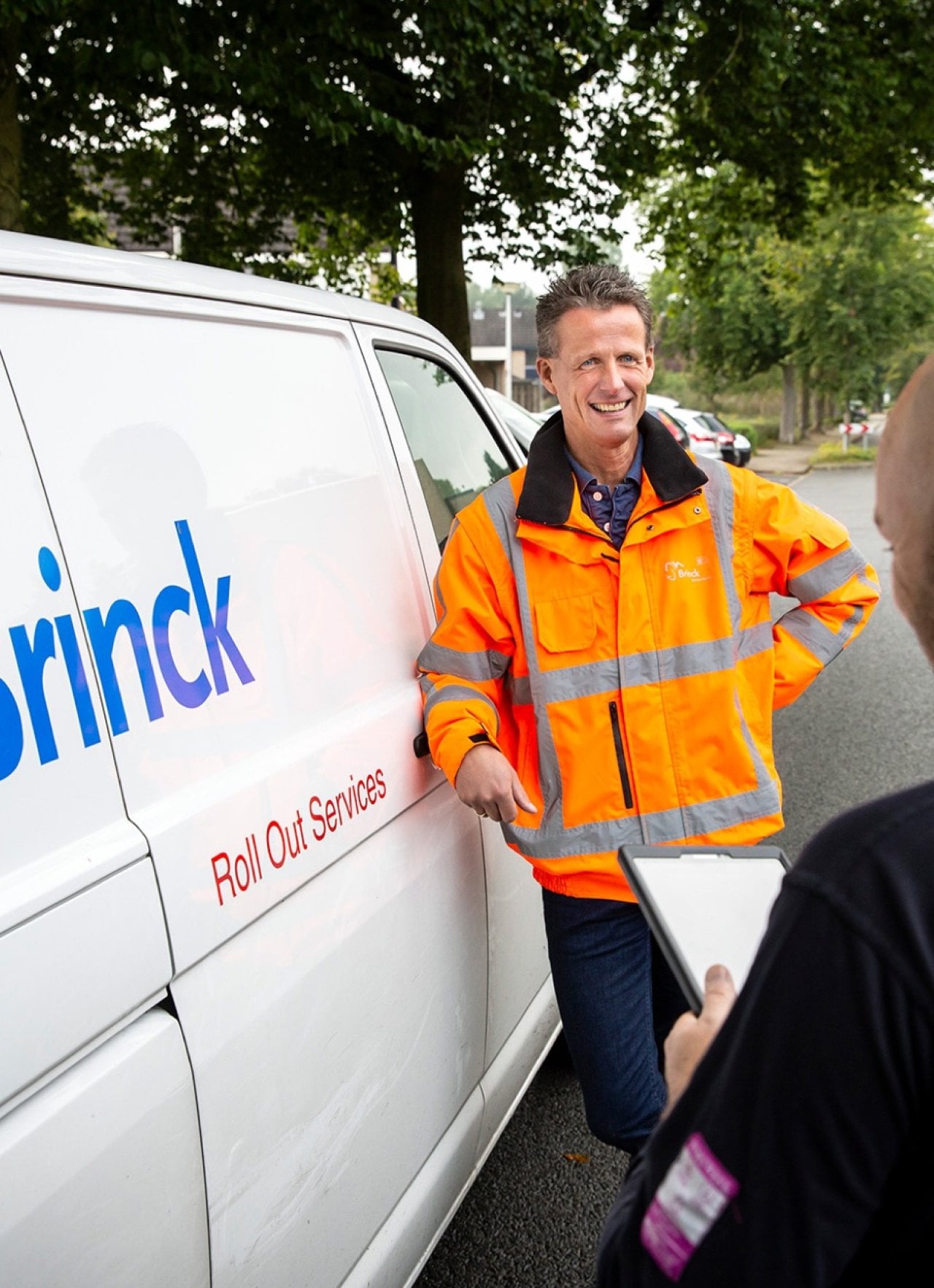 Monteur leunend tegen auto