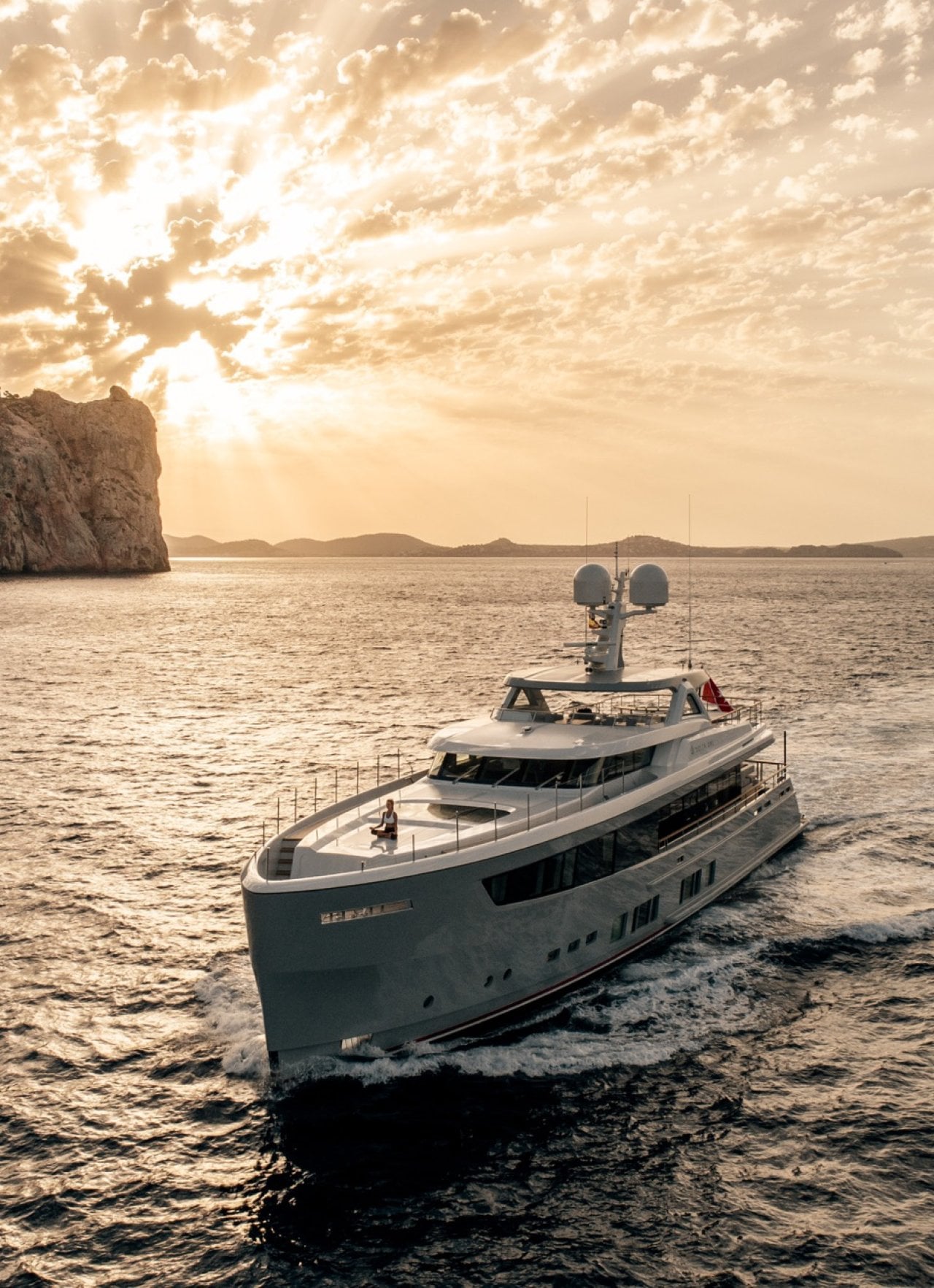 Foto van een jacht in het water